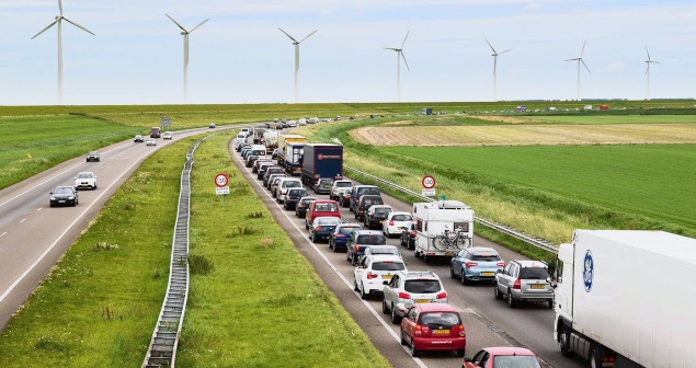 Meer mensen aan het werk, vooral transport